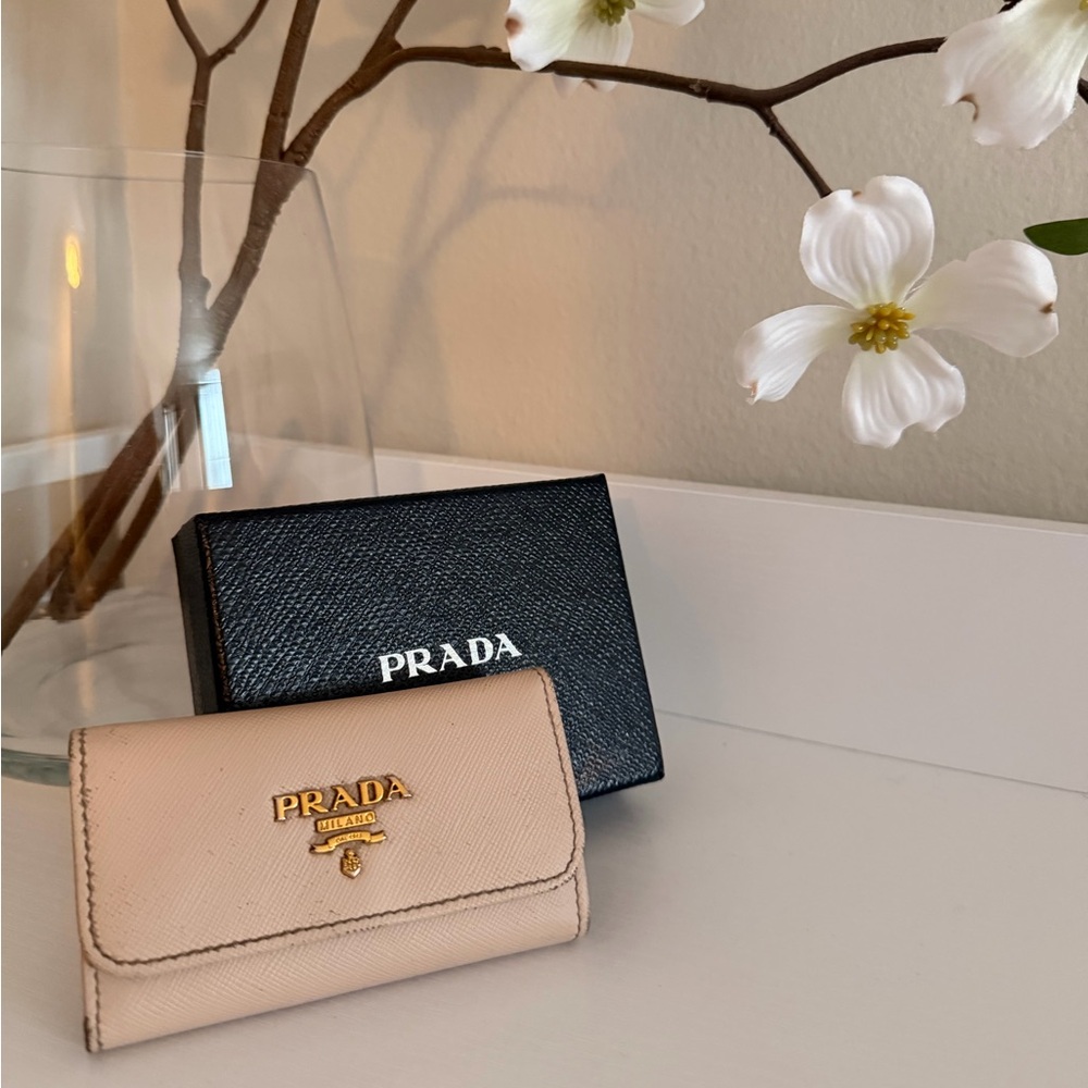 Prada 6 key holder in Nude/Beige Saffiano Leather